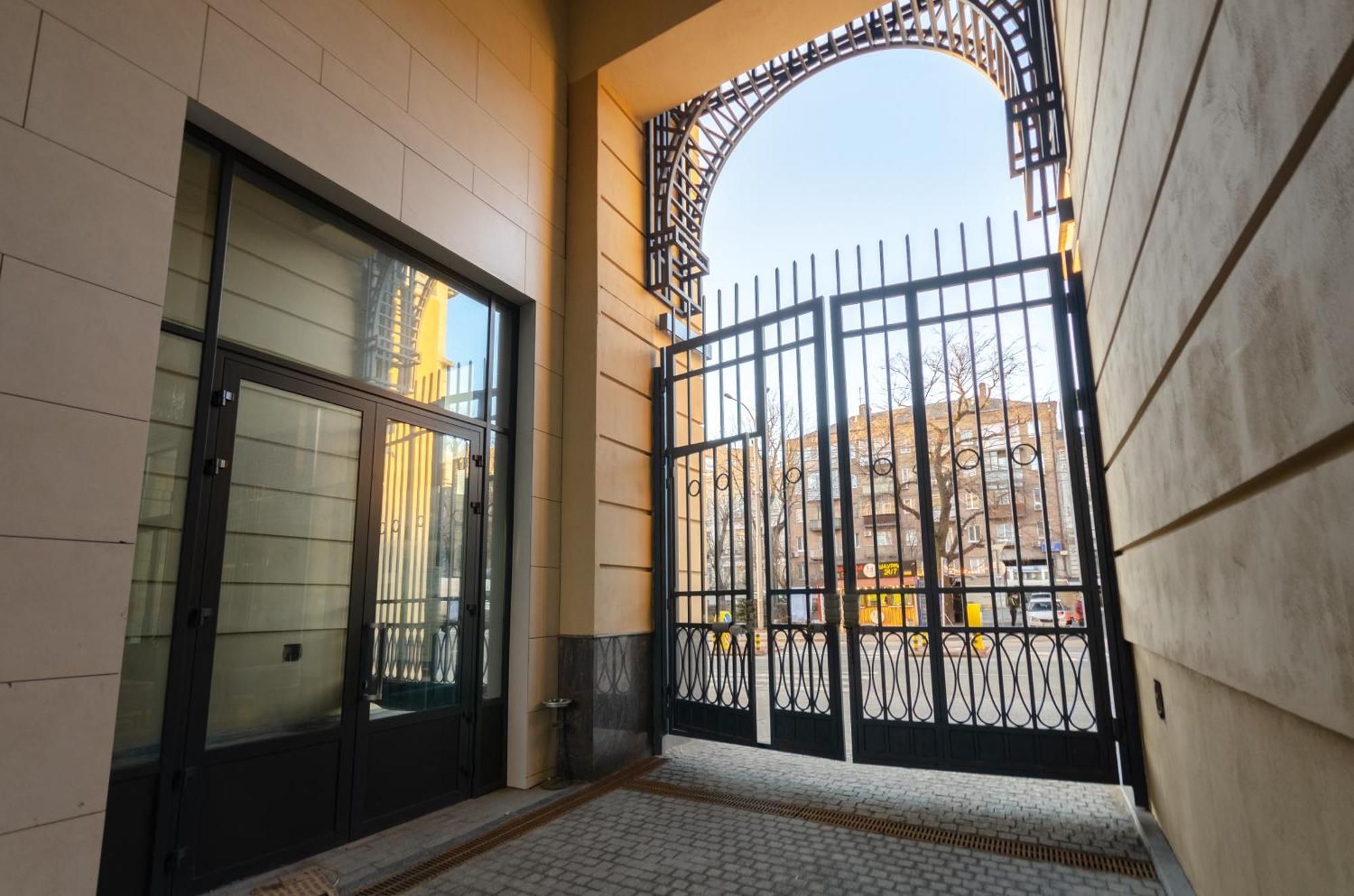 Petrovdom 166-3B In Beautiful Apartments In Rc "Yaroslaviv Grad" Kiev Exterior foto